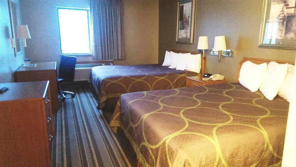 Super 8 By Wyndham Louisville Airport Exterior foto